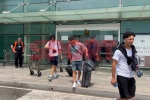 19岁边锋巴德吉抵达巴塞罗那：非常高兴能与巴萨签约